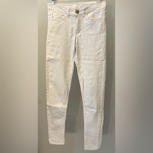 Like new! HM - DIVIDED white jeans
